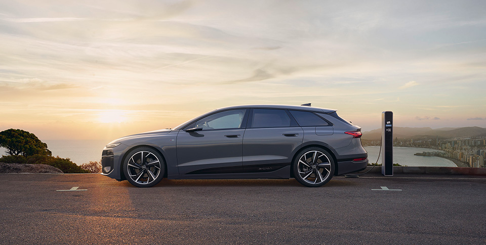 Ein grauer Audi A6 Avant e-tron auf einem Parkdeck