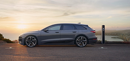 Ein grauer Audi A6 Avant e-tron auf einem Parkdeck