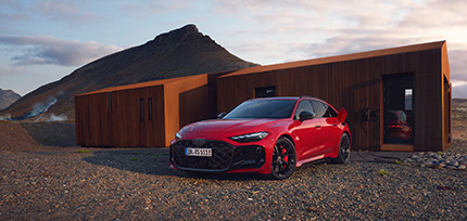 Ein Audi RS5 in grau metallic in einem Autohaus