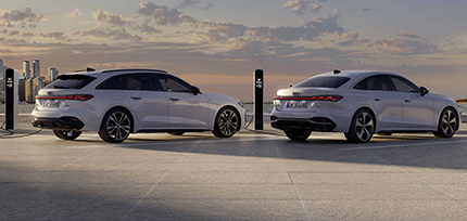 Audi A6 Avant und Limousine in hellen grau T&ouml;nen vor hellem Hintergrund